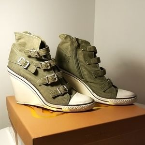 ASH Twist heeled shoe in Army (Green)